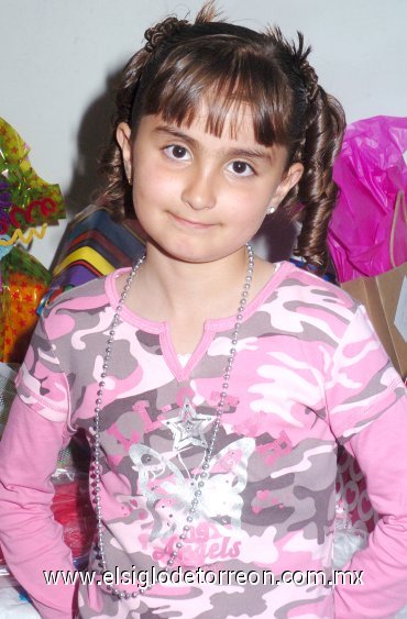 02032008
Alejandra Rodríguez, en una agradable tarde de fiesta.