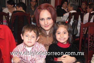 04032008
Anneth Ramírez, Sonia y Tarek Cháirez.
