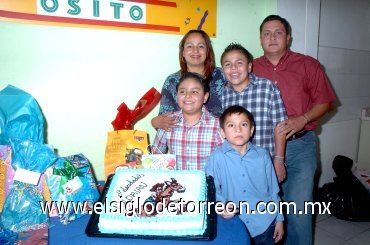 05032008
Sergio Ortiz y Adriana Cedillo, festejaron a su hijo Adrián sus diez años de edad, también lo felicitaron sus hermanitos Luis Mauricio y José Sergio.