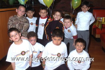 07032008
El pequeño Leonardo, acompañado de sus amiguitos del colegio que asistieron a su fiesta de cumpleaños.