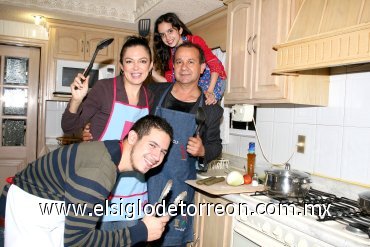 02032008
Entre risas y buen humor, Jorge Zarzar Mijares, Yanira Arizpe Handal y sus hijos Jorge y Marian cocinaron Alambre de Kafta.