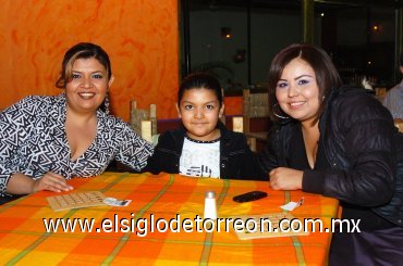 02032008
Gema Eunice Robles Medrano, Nitzia Castillo y Meztli Castillo Soto.
