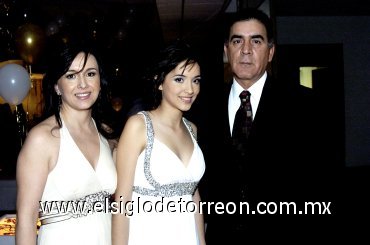 05032008
Andrea Álvarez acompañada de sus padres Salvador Álvarez y Patricia de Álvarez.