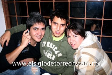 02032008
Alex Villarreal, Lalo Benítez y Marcela Tovar.