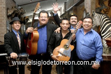02032008
Cristian con el grupo que amenizó la fiesta.