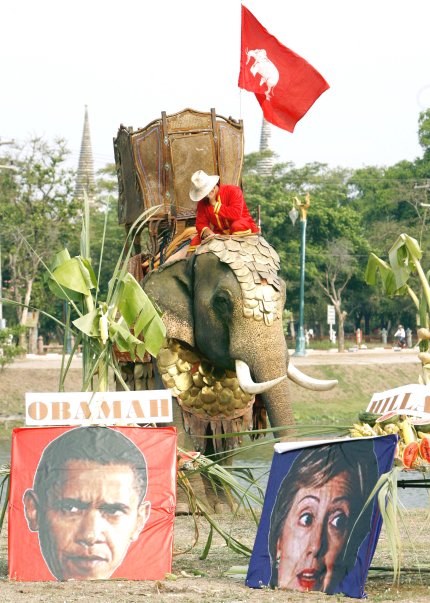 Dos retratos de los candidatos a la presidencia de Estados Unidos, Barack Obama y Hillary Clinton, son mostrados a la entrada de un buffet libre para elefantes organizado para celebrar el Día Nacional del Elefante en la ciudad de Ayutthaya (Tailandia).