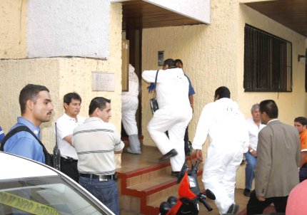 De acuerdo con uno de los testigos, los pistoleros llegaron a bordo de dos vehículos de lujo.