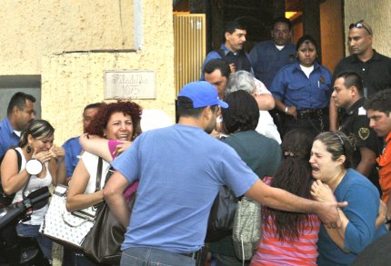 “Creemos que todos los hombres son abogados del despacho. Sabemos que ingresaron cuatro sujetos, quienes llegaron en una camioneta y un auto de lujo, entraron al edificio y permanecieron alrededor de 30 minutos”, explicó Venegas Mendoza.