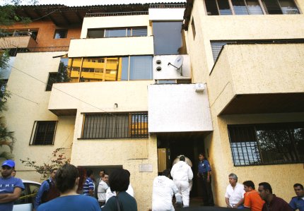 El coordinador de la Policía Investigadora de la Procuraduría de Justicia del Estado, Marco Antonio Venegas Mendoza, informó que en el interior del despacho, en el último piso del edificio, encontraron los cuerpos de cinco hombres y una mujer amordazados, atados de manos y con impactos de bala en la cabeza.