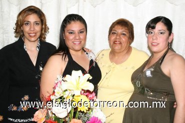 09032008
Elizabeth de Jesús Lares Márquez, en la despedida que le organizó su mamá Martha Márquez de Lares, la acompaña también Ruby de Cabello y Sonia de Ávila.