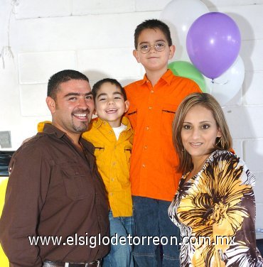 09032008
Alejandro acompañado de sus papás César Vélez, Mayela Ramírez de Vélez y su hermano César Vélez Ramírez.