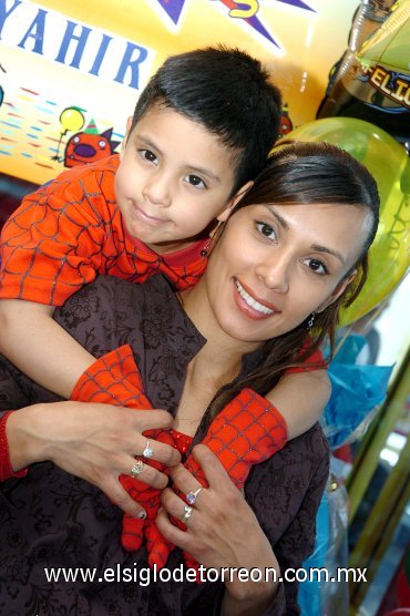09032008
Ángel Yahir Perales Cassio, en su fiesta de cumpleaños acompañado de su mamá Karla Rubí Cassio.