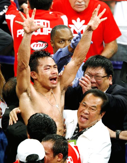 Pacquiao gano su cuarto campeonato mundial en cuatro diferentes categorías y pretende ganar una quinta cuando invada la división de los ligeros para su próximo combate, donde enfrentaría al monarca del Consejo Mundial de Boxeo, el estadounidense David Díaz, quien retuvo el cetro el sábado en una pelea de fondo disputada previamente.