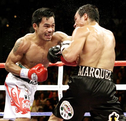 Márquez sacudió a Pacquiao en el segundo asalto, pero el filipino derrotó al mexicano en el tercero con un potente gancho de izquierdo.