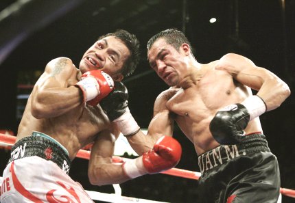 El primer round fue de pocos golpes, Manny, de guardia zurda, buscando conectar su poderosa izquierda en la cabeza de Márquez, quien se mantuvo a distancia y alcanzó a conectar su derecha a la cara del asiático.