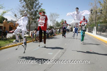 Aunque la cita fue en punto de las
11 de la mañana en la Plaza de Armas
de Lerdo, desde temprana hora, cientos
de familias, se dieron cita en los diversos puntos de reunión de este tradicional desfile.