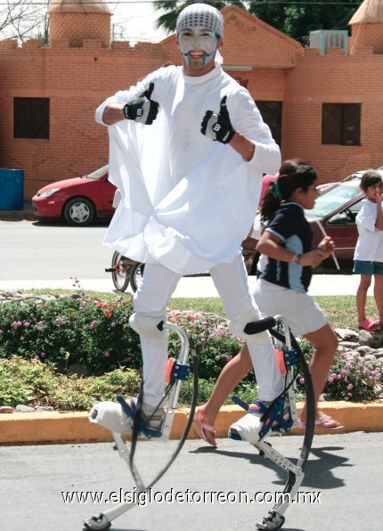 Las acrobacias de los zanqueros sorprendieron a chicos y grandes a
lo largo del recorrido.