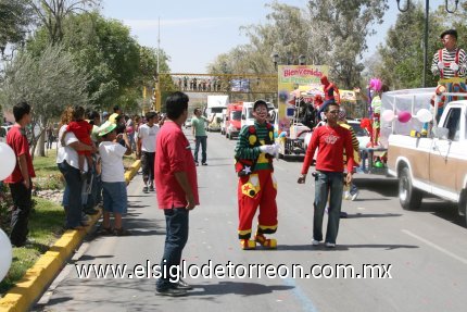 'Ya viene', 'cada vez está más cerca', gritaban los pequeños, quienes por
unos momentos soltaban las manos de
sus padres para invadir la calle y ver
cuánto faltaba para poder apreciar el
tan esperado Desfile de Primavera.