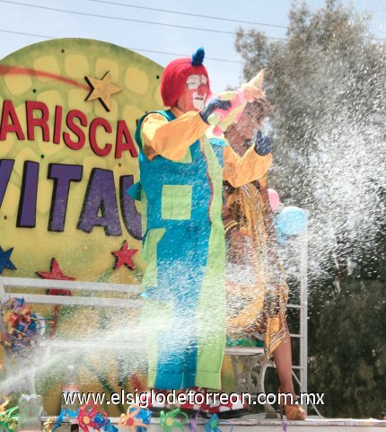 'Yujuyuju, ay caray caray'... con el
ritmo de esta famosa frase se llevó a
cabo ayer el tradicional desfile de la
primavera 2008. Y es que en esta ocasión el payasito Vitauva fue el mariscal de este evento, ya que a lo largo de 40 años se ha dedicado a provocar risas y brindar momentos de diversión a varias generaciones de laguneros.