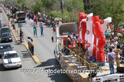 La sirena de los agentes de Tránsito
que resguardaban el andar de los
personajes que formaban parte de este
magno evento no se dejaban de escuchar.