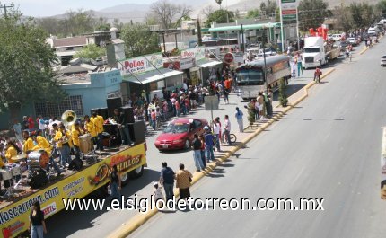 Los 11 carros alegóricos siguieron
con rumbo a Torreón, cruzaron
el puente.