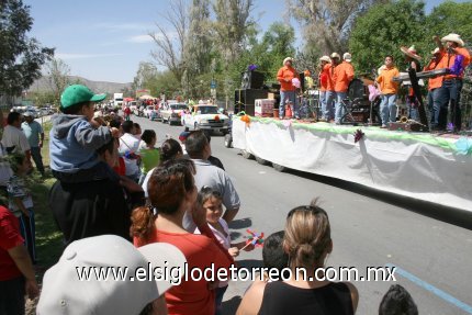 No fue sino hasta poco después de
las dos de la tarde, cuando: aquellos carros alegóricos, payasos, mariposas, botargas, entre otros personajes, arribaron al bosque Venustiano Carranza de Torreón, lugar en donde cientos de familias los esperaban ansiosos para continuar la fiesta de inicio de la Primavera en medio de una verbena popular.