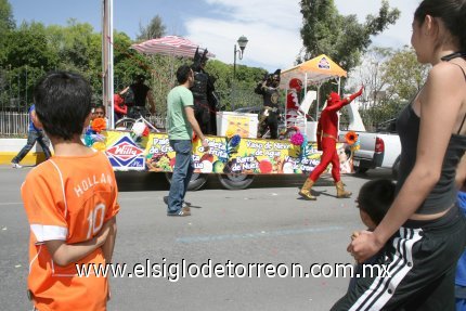 Miles de laguneros invadieron las
calles de las tres ciudades para presenciar el tradicional desfile.