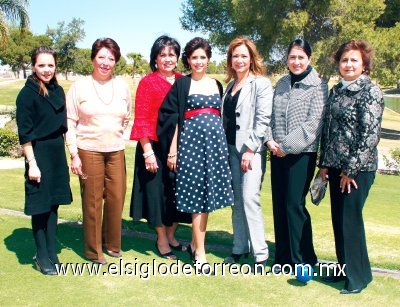 Oralia, Elisa, Aracely, Marcela, Martha, Luz Ma, Silvia, Mary, María Elena, Claudia, Caro y Andrea acompañando a Luzma Herrera de Nahle.