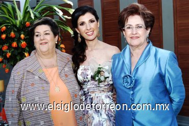 12032008
Katia Batarse Bandak en la compañía de su mamá Miriam Bandak de Batarse y su futura suegra Marcela Aranzábal de Pruneda.