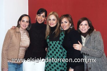 13032008
Aracely junto a sus amigas Paty García, Marisa Gilio, Ana Lucía Monárrez y Angélica Ortiz.