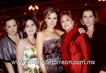 14032008
Karla al lado de su mamá, Isabel Mijares de Zúñiga y sus hermanas, Malena Zúñiga de Nájera, Mónica Zúñiga de Gallegos y Bety Zuñiga Mijarees, quienes le organizaron una elegante fiesta despedida de soltera.