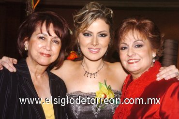 14032008
Karla Zúñiga acompañada por su mamá Isabel Mijares de Zúñiga y su futura suegra Martha Arcaute de Rosales quienes organizaron una elegante despedida de soltera.