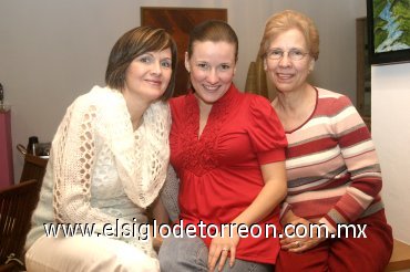 15032008
Arlette Maycotte Muñoz junto a su futura suegra Gabriela de García y su mamá Esther de Maycotte.