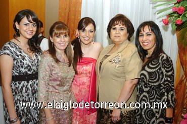 15032008
Cristina junto a Lalis de Araujo, María Eugenia de Velázquez, Pilar Araujo y Maru Velázquez, quienes organizaron una encantadora fiesta prenupcial.