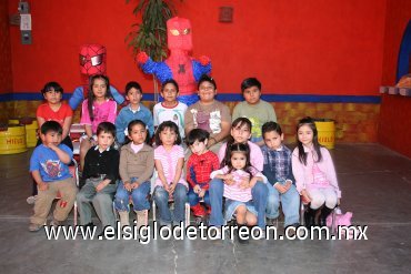 09032008
El pequeño festejado acompañado por algunos de los invitados a su fiesta de cumpleaños.