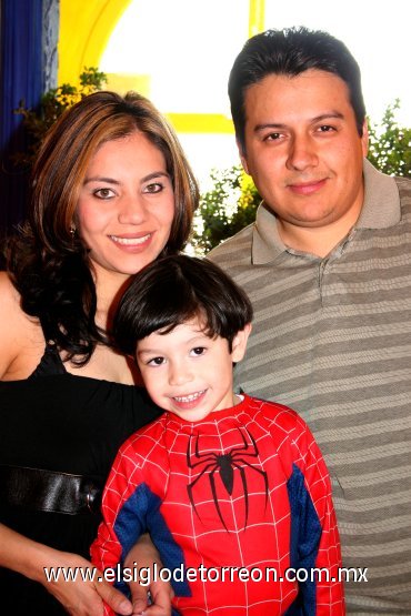 09032008
Flavio César junto a sus papás Flavio César de Robles Valenzuela y Sandra Verónica Mesta de Robles.