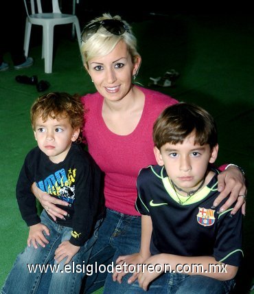 09032008
Gina Maturino con sus hijos Jorge y Alexander Maturino.