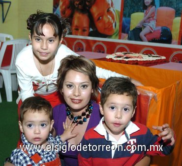 09032008
Samantha en compañía de su mamá Alejandra Romo y sus hermanos, Francisco Javier y Santiago.