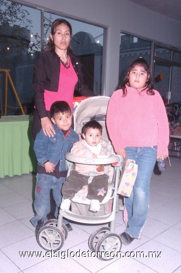 10032008
Daniela Sánchez, Karime, Armando y Derek Delgado.