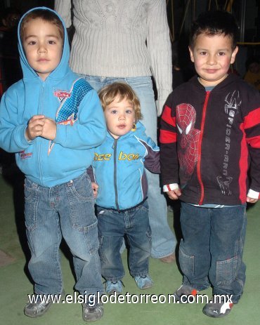 10032008
Diego y André Villanueva con Roberto de la O.