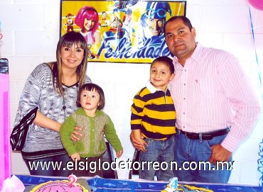 10032008
Valeria y Jaime Villalobos Villanueva con sus papás Ana Lucía Villanueva y Jaime Villalobos.