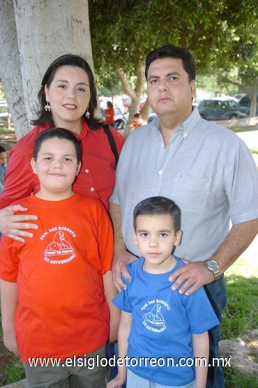 09032008
Nuria Ulloa y Juan Carlos Contreras con  sus hijos Juan Carlos y José Alberto.