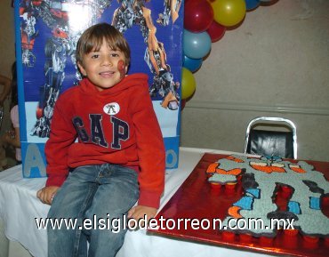 13032008
Alejandro Gutiérrez celebró su sexto cumpleaños con una alegre fiesta ambientalizada con adornos de los trasformers.