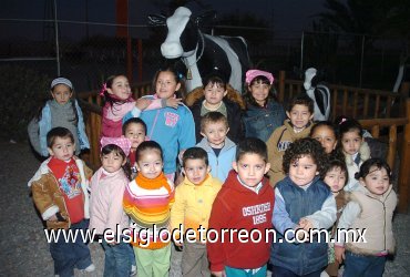 13032008
Bernardo acompañado de algunos de sus invitados a su fiesta de cumpleaños.