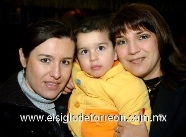13032008
Monse de Saracho, Leticia Saracho y Jesús David Saracho, en la fiesta infantil de Bernardo Nevárez Berumen.