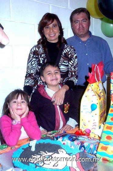 13032008
Rafa en compañía de sus papás Rafael Salazar y Mónica Castillo de Salazar y su hermanita Mónica.