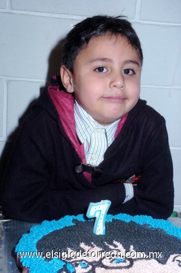 13032008
Rafael Salazar Castillo con su pastel de cumpleaños.