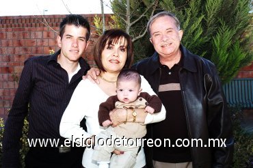 14032008
Ana Tere y Cándido García acompañados de su nieto José, y de su hijo Cándido García Martínez.