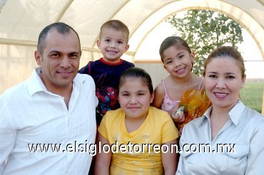 14032008
Diana Esther junto a sus papás Luis Dorantes y Rosy de Dorantes, además de sus hermanitos, Luisito y Miranda Dorantes Hernández.