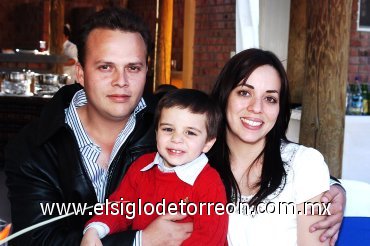 14032008
Genaro y Ana Tere Torres y su hijito Luis.